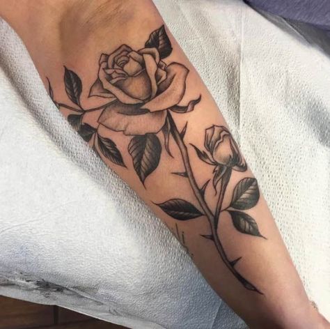 Tattoo Idea Rose Thorn Tattoo, Blackwork Rose, Single Rose Tattoos, Wörter Tattoos, Rose Tattoo Forearm, Rose Tattoo Thigh, Rose Tattoo Sleeve, Rose Tattoos For Men, Tattoo Rose