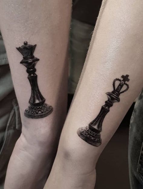 Creative Couple Tattoos, King Queen Couple, Chess Piece Tattoo, Chess Tattoo, Couple Tattoos Unique Meaningful, Queen Chess Piece, Tatuagem Masculina Pequena, Small Couple Tattoos, Cute Couple Tattoos