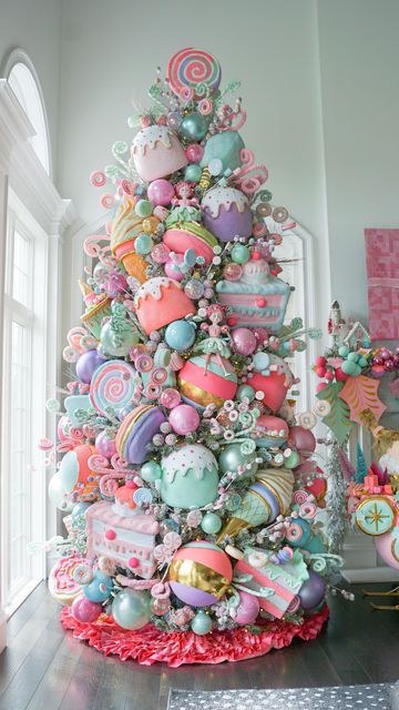 Candy Christmas Tree, Candyland Christmas, Creative Christmas Trees, Christmas Float, Christmas Themes Decorations, Pink Christmas Decorations, Christmas Tree Inspiration, Candy Christmas Decorations, Colorful Christmas