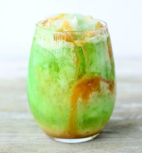 Apple Crown Drinks, Taco Bells, Green Cocktails, Crown Apple, Apple Drinks, Slushie Recipe, Easy Drinks, Caramel Recipes, Magic Recipe