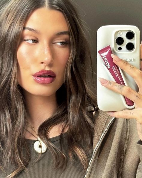 rhode skin (@rhode) • Fotos e vídeos do Instagram Rhode Lip Treatment, Raspberry Jelly, Rhode Skin, Hailey Bieber Style, Berry Lips, Hailey Baldwin, Hailey Bieber, Lip Tint, Rhodes