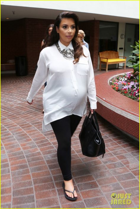 Kardashian Pregnant, Kim Kardashian Pregnant, Pregnacy Fashion, Estilo Kim Kardashian, Baby Bump Style, A Pregnant Woman, Preggo Fashion, Mommy Outfits, Pregnant Celebrities