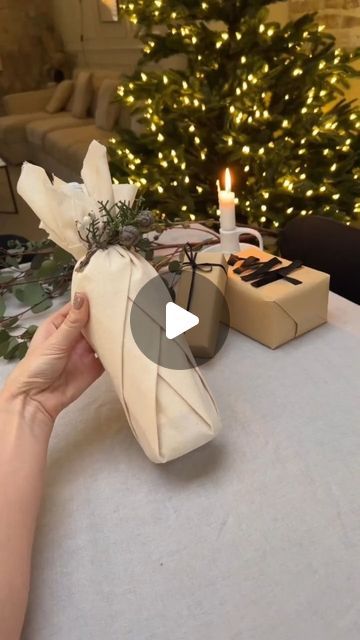 hogar ideas house tips on Instagram Auction Gift Basket Ideas, Pretty Gift Wrapping Ideas, Diy Natal, Homemade Gift Baskets, Creative Gift Wraps, Gift Wrapping Techniques, Wrapping Presents, Gift Wrapping Inspiration, Gifts Wrapping Diy