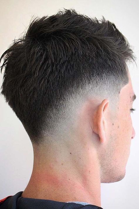 Bald Fade Vs. Skin Fade: What’s The Difference? #baldfade #skinfade #fadehaircut With the bald fade haircut men can easily turn up their hairstyle a notch. In our collection, we've picked out the coolest ideas to team with a high, mid and low skin fade. Anybody, from black to white men, will find a mens new hair style to the taste, whether it's a comb over with beard or a hard part with waves. #menshaircuts #menshairstyles Drop Fade Haircut, Low Skin Fade, Mohawk Hairstyles Men, Mens Hairstyles Fade, Gents Hair Style, Men Haircut Curly Hair, Fesyen Rambut, Mens Hairstyles Thick Hair, Mens Fade