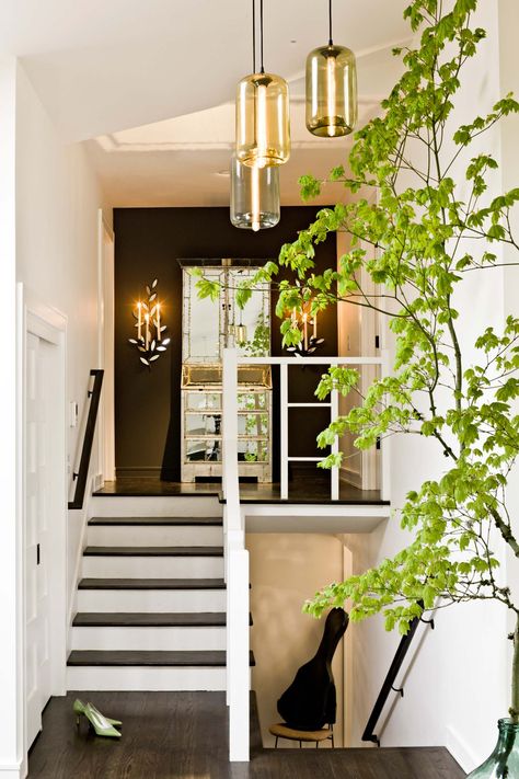 Split-level mid-century ranch home gets fabulous facelift Christmas Tree Inspiration White, Split Level Remodel, Split Foyer, Ranch Remodel, Mid Century Ranch, Focal Wall, Split Level House, Modern Staircase, Level Homes