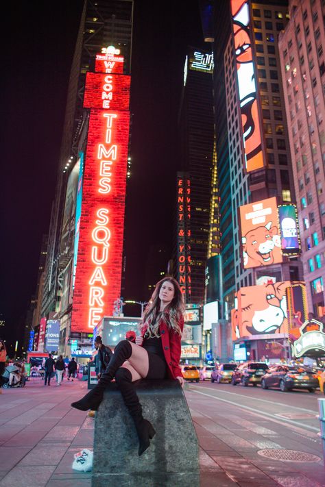 Time Square Pose Ideas, Summit Picture Ideas, Time Square New York Outfit, Time Square Photoshoot, Times Square Photoshoot, Times Square Pictures Ideas, Tea Tattoo, Nyc Pics, New York City Pictures