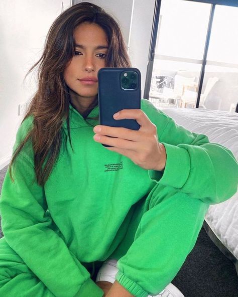 Green Hoodie Outfit, Pia Miller, Pant Women, Celebrity Families, Green Hoodie, Streetwear Fashion Women, Green Outfit, Hoodie Outfit, Sweater Pants