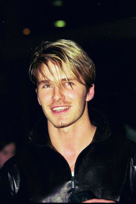 90s Beckham, Style 90s Hair, Hair In The 90s, David Beckham Soccer, David Beckham Haircut, David Beckham Manchester United, David Beckham Football, ديفيد بيكهام, Slick Backs