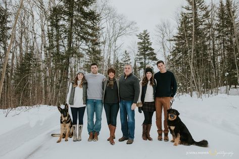 Family Photos In Snow Winter Photography, Large Family Holiday Photos, Large Family Photo Shoot Ideas Colors Winter, Big Family Winter Photoshoot, Winter Outfits Family Pictures, Cold Weather Family Photo Outfits, Cold Weather Family Photos, Snow Family Photoshoot, Snowy Family Photos