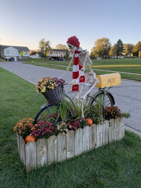 Bicycle Yard Decor Ideas, Bicycle Planter Ideas, Garden Bicycle, Bicycle Planter, Mailbox Planter, Bike Display, Bike Planter, Mailbox Decor, Bicycle Decor