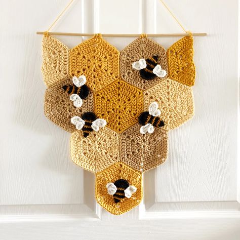 Bee Cottage, Modern Haken, Crochet Wall Hanging, Crochet Wall Art, Wall Hanging Designs, Crochet Wall Hangings, Crochet Bee, Tapestry Crochet Patterns, Crochet Hexagon