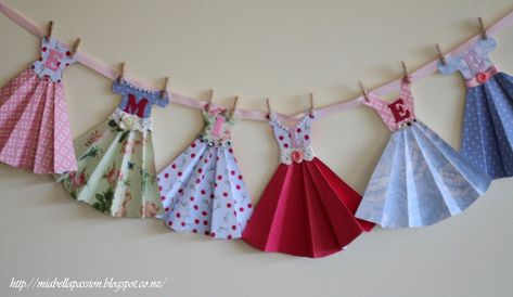 DIY+Paper+Dress+Bunting...                                                                                                                                                      More Mobil Origami, Diy Paper Dress, Bunting Ideas, Paper Dress Patterns, Tiny Purses, Dress Cards, Bunting Diy, Paper Dresses, Paper Bunting