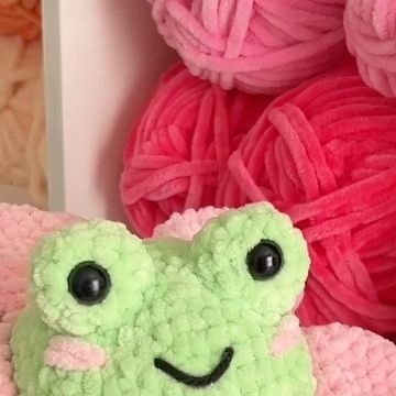 Wonder Crochet, Frog Plush, Keychain Pattern, Crochet Keychain Pattern, Yt Channel, Flower Frog, Crochet Keychain, Free Crochet Pattern, Free Crochet