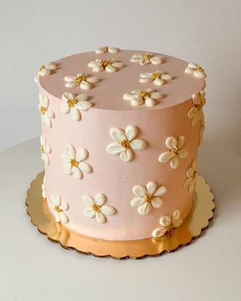 Simple Daisy Cake Design, Pink Birthday Cake Flowers, Simple Cake For Girl, Daisy Boho Cake, Simple Cake Flowers, Easy Piped Flowers On Cake, Daisy Cakes Ideas, Daisy Flower Cake Birthday, Daisy Birthday Cake Ideas