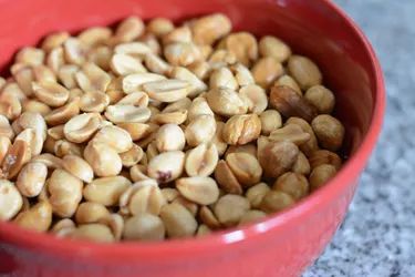 Salted Roasted Peanuts Recipe, Bun Kabab Recipe, Kacang Bawang, Peanut Snacks, Drying Fresh Herbs, Peanut Snack, Raw Peanuts, Smart Snacks, Peanut Recipes