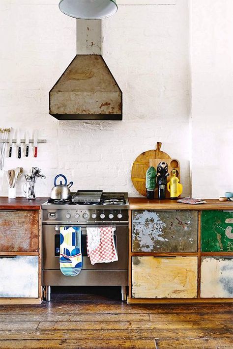 Less traditional kitchens Dapur Rustic, Distressed Kitchen Cabinets, Model Dapur, Distressed Kitchen, Interior Dapur, Industrial Kitchen Design, Dekorasi Kamar Tidur, Boho Kitchen, Industrial Kitchen