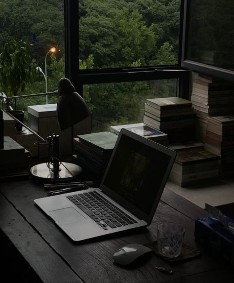 Studying Asethic, Studying Dark Aesthetic, Study Aesthetic Dark, Cluttercore Bedroom, Studying Life, Study Motivation Inspiration, Home Decor Living Room, Academia Aesthetic, Studying Inspo