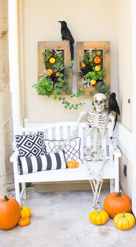 5 Steps to a Spooky Halloween Front Porch! Diy Halloween Entrance, Entrada Halloween, Diy Halloween Porch, Porche Halloween, Cheap Halloween Diy, Front Porch Bench, Diy Halloween Dekoration, Halloween Fotos, Halloween Girlande