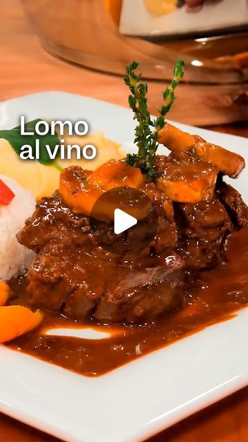 BUENAZO! on Instagram: "LOMO AL VINO jugosito, una receta FÁCIL y buenaza para salir de la rutina. 😋👇

Ingredientes:
• 400 gramos de lomo de res
• Sal
• Pimienta
• 2 cebollas picadas
• 3 cucharadas de ajo molido
• 1 cucharadita de páprika
• 4 cucharadas de pasta de tomate
• 1 hoja de laurel
• 1 rama de tomillo
• 1 copa de vino tinto
• 1 taza de caldo de carne
• 200 gramos de champiñones cortados en láminas
Para acompañar:
• Arroz graneado
• Puré de papa
Para decorar:
• Zanahorias bebé
• Rama de salvia

Receta completa: https://buenazo.pe/recetas/platos-de-fondo/lomo-vino-receta-180

#lomoalvino #lomo #receta #recetas #buenazo" Wontons, Cooking Salmon, Easy Meals, Cooking Recipes, Diet, Meat