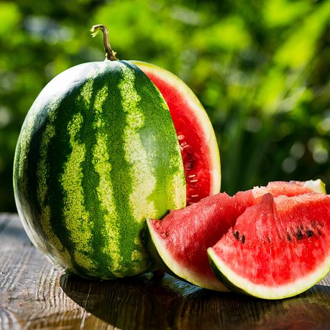 Benefits Of Eating Watermelon, How To Grow Watermelon, Watermelon Plant, Watermelon Drink, Mint Water, Eating Watermelon, Watermelon Art, Watermelon Mint, Fruit Picture