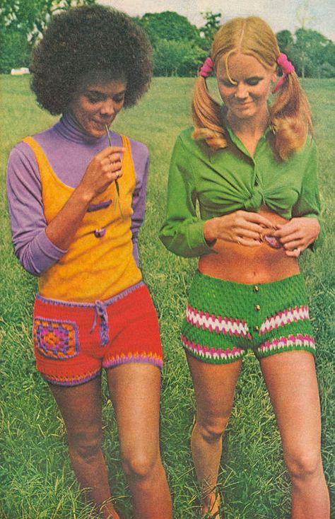 11 Outfits Of The '70s With Perfectly Reasonable Explanations. These are HILARIOUS! But i kinda do like those shorts lol :) Womens 70s Fashion, Crochet Shorts Pattern, Hippie Shorts, 70s Shorts, Hippie Mode, Hot Pants Shorts, Shorts Crochet, Beachy Outfits, 60s 70s Fashion