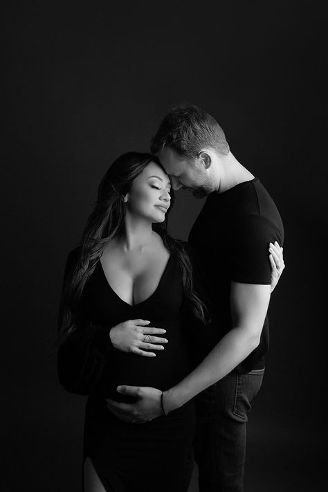 Black Backdrop Maternity Shoot, Editorial Maternity Shoot Studio, Maternity Pictures With Husband Studio, Maternity Poses With Husband In Studio, Family Maternity Pictures Studio, Simple Studio Maternity Photos, Black And White Maternity Shoot Couples, Maternity Photography Poses Indoor, Studio Maternity Shoot With Toddler