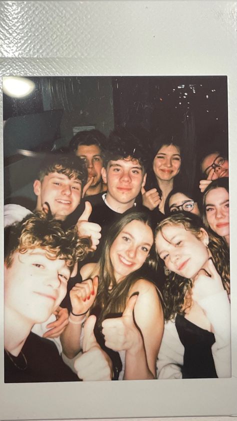 Group Selfie Reference, Big Group Photo Ideas, Polaroid Pictures Party, Birthday Group Photoshoot Ideas, Group Selfie Ideas, Friend Group Polaroid, Party Group Pictures, Party Polaroids, Selfie Polaroid