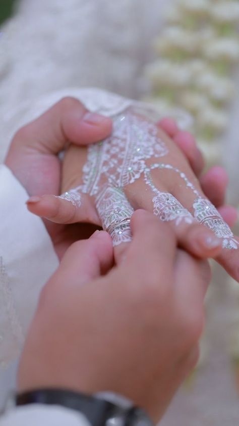 Ini kisah tentang SITI AISYAH AZ-ZAHRA anak pesantren yang dinikahka… #fiksiremaja # Fiksi remaja # amreading # books # wattpad Wedding Photography List, Photography List, Al Qur'an Aesthetic, Foto Wedding, Wedding Photoshoot Props, Photoshoot Props, Wattpad Covers, Wedding Moments, Fake Story