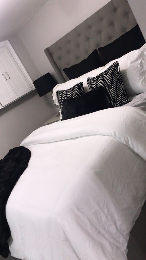 White And Black Bedding Comforter Sets, White Comforter With Black Throw Blanket, Grey Bed Black Bedding, Black Bed Sheets White Comforter, White Bed Black Pillows, White And Black Bedding Ideas, Bedroom Black And White Aesthetic, Grey And Black Bedding, Black And White Bedroom Ideas Modern