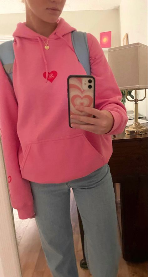 Barbie Hoodie Outfit, Light Pink Zip Up Hoodie Outfit, Pink Hoodie Outfit Ideas, Pink Outfit School, Pink Sweatshirt Outfit Aesthetic, Hot Pink Hoodie Outfit, Pink Hoodie Outfit Aesthetic, Pink School Outfits, Non Basic Outfits