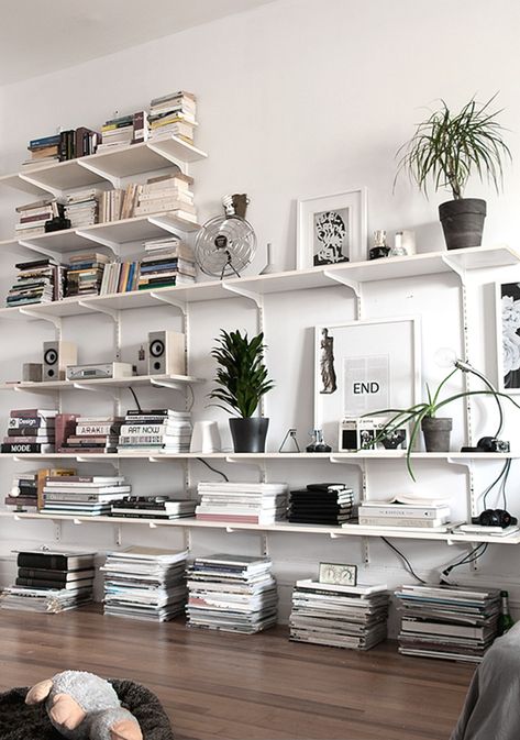 Little decor ideas for big impact: style those open shelves! - DIY home decor Story Shelves, Morpheus Sandman, Lots Of Books, Bookcase Wall, Home Libraries, Home Library, Shelf Ideas, Interior Inspo, 인테리어 디자인