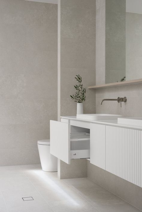 Bathroom Storage: 7 Ideas You’ll Want To Copy Private Toilet, Reno Tips, Ensuite Design, Bathroom Storage Ideas, Beach House Bathroom, Cabinetry Hardware, Bathroom Plan, Shop Bathroom, Bathroom Storage Solutions