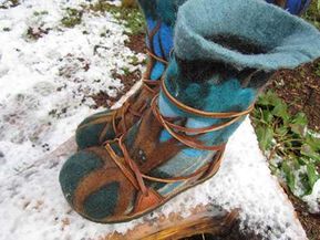 winter boots Crochet Sweater Diy, Wool Ideas, Sweater Diy, Wool Boots, Hantverk Diy, Felt Boots, Haine Diy, Felt Shoes, Felted Slippers