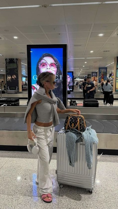 #outfits #outfitsideas #outfitsfashion #outfitsdesign Airport Outfit Comfy Summer, Outfit For Short Girl, Classy Airport Outfit, Sweatpant Outfits, Airport Style Summer, Sylvie Facon, Aeroplane Outfit, Flight Outfit Airport Style, Airport Outfit Comfy