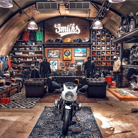 Garage Man Cave Ideas, Leather Burning, Casa Garage, Man Garage, Man Cave Ideas, Garage Loft, Man Cave Room, Cool Garages, Garage Man Cave