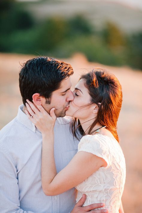 Romantic Photos Aesthetic, Kiss Images, Kiss Pictures, Cute Couples Hugging, Love Couple Photo, Romantic Photos, Photo Pose For Man, Couples Images, Cute Couples Kissing