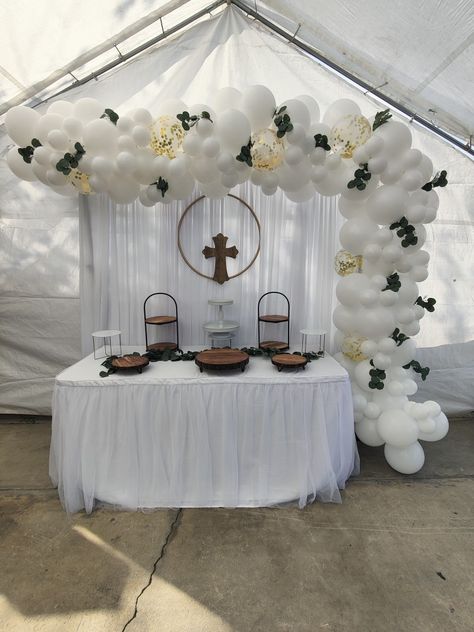 Confirmation Backdrop Ideas, First Communion Backdrop Ideas, Bautizo Backdrop, Teachers Day Decoration, Communion Centerpieces, Baptism Themes, First Communion Banner, Party Balloons Diy, Confirmation Party