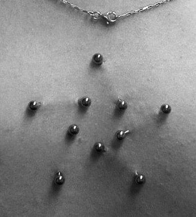 Play Piercings, Dermal Implants, Back Piercings, Mode Punk, Cool Piercings, Edgy Jewelry, Dope Jewelry, Body Piercings, Body Modifications