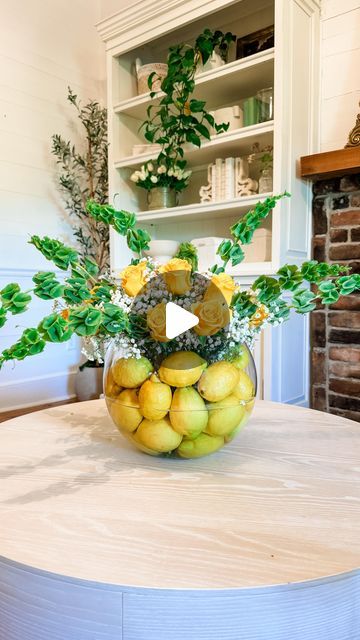 Lemon Flower Arrangements, Lemon Centerpiece Ideas, Flower Displays, Summer Centerpieces, Home Floral Arrangements, Balcony Plants, Flowers Vase, Summer Gathering, Simple Rose