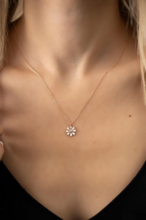 Tragus Jewelry, Daisy Pendant, Daisy Jewelry, Daisy Charm, Daisy Necklace, Floral Necklace, Silver Gifts, Girly Jewelry, Minimalist Necklace