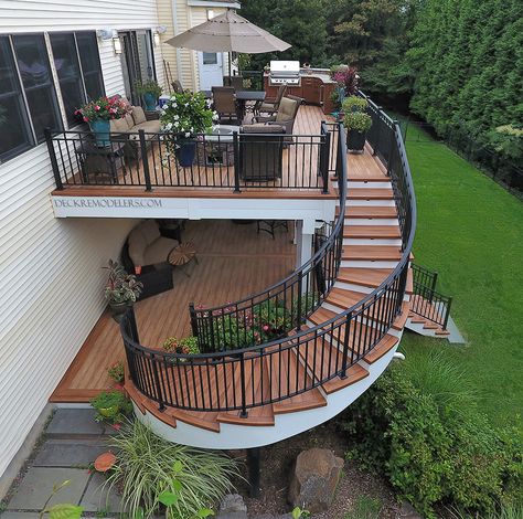 سلالم حلزونية, Patio Under Decks, Curved Deck, Deck And Patio, Pvc Decking, Patio Deck Designs, Composite Deck, Deck Designs Backyard, Trex Deck