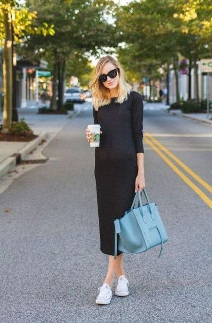 What Dresses To Wear With White Sneakers 2022 Preggy Outfit, How To Wear Sneakers, First Date Outfits, Style Désinvolte Chic, Style Casual Chic, Woman In Black, Skirt And Sneakers, Quirky Fashion, Blue Purse