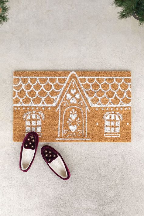 Anthropologie Inspired DIY Gingerbread House Doormat Doormat Craft, Cali Christmas, Diy Gingerbread House, Ginger Bread House Diy, Diy Gingerbread, Gingerbread House Designs, Decorations Bedroom, Gingerbread Diy, Anthropologie Inspired