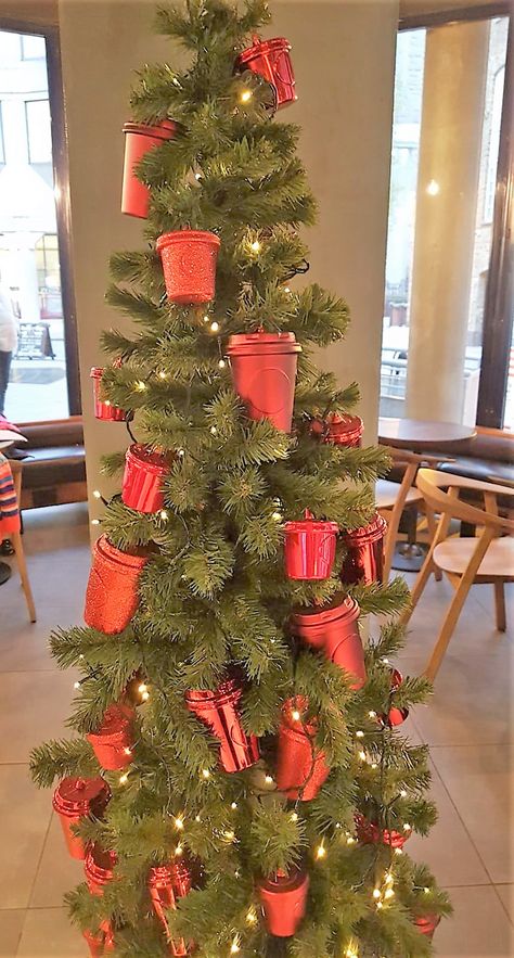 Christmas Caffe Decorations, Christmas Decor Coffee Shop, Christmas Coffee Shop Decorations, Cafe Christmas Decor, Christmas Cafe Decor, Coffee Christmas Tree, Cafe Christmas Decorations Ideas, Coffee Shop Christmas Decorations Ideas, Christmas Cafe Decor Ideas