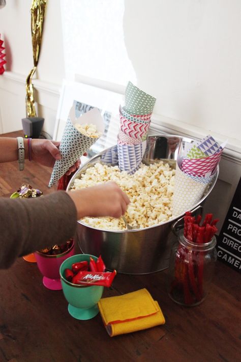 Popcorn Cones, Diy Dessert Table, Food Display Table, Diy Popcorn, Little Mr, Cones Diy, Pijama Party, Popcorn Party, Popcorn Bar