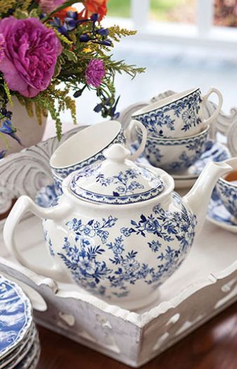 Blue and White China Tea Time Blue And White Tablescapes, Tea Kettles, Tanah Liat, Beautiful Tea, Blue And White Porcelain, Blue And White China, Teapots And Cups, Tee Set, White China