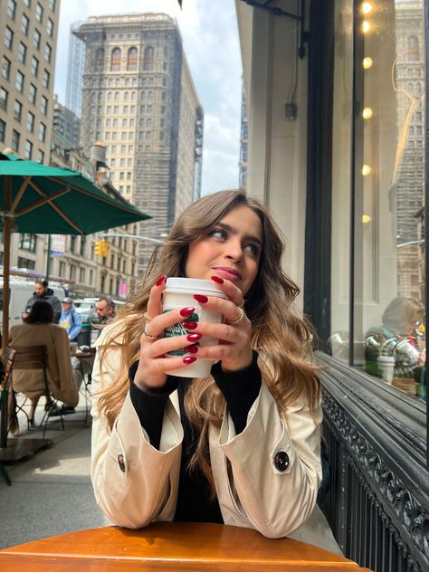 Big City Pictures, New York Photo Ideas Christmas, Nyc December Aesthetic, Nyc Feed Instagram, Nyc Photo Poses, Poses For New York, New York Photo Inspiration, Nyc Ig Pictures, New York Aesthetic Photos