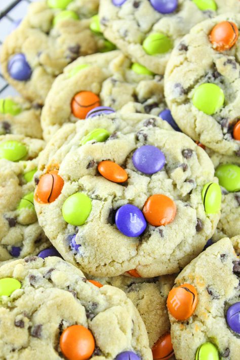 Halloween M&M Cookies | Baking You Happier Mnm Cookies Recipe, Chocolate Chip Cookies Thick, Halloween Chocolate Chip Cookies, Mnm Cookies, Halloween Party Treats, M M Cookies, Festive Cookies, Cookies Baking, Halloween Chocolate