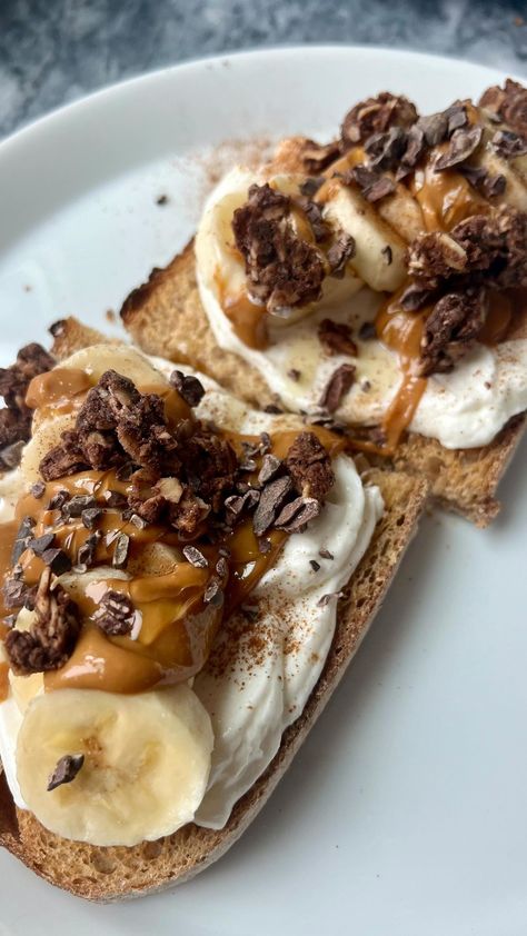 Chocolate, peanut butter, banana yogurt toast😍 Such a delicious combo and the best breakfast for #toasttuesday ✨ #whatsonmyplate: toasted … | Instagram Sweet Toast Ideas, Toast Meals, Breakfast Ideas Bread, Breakfast With Bananas, Saturday Breakfast Ideas, Healthy Toast Ideas, Breakfast With Yogurt, Egg Breakfast Ideas, Peanut Butter Banana Toast