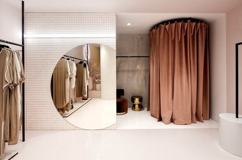 having a mirror cut like this to give visual interest without a lot of extra cost...I would also add LED strip light behind to give it proper mood lighting Clothing Store Interior, Store Concept, Retail Interior Design, Store Design Boutique, Boutique Interior Design, Store Layout, Boutique Decor, Regal Design, Store Interiors